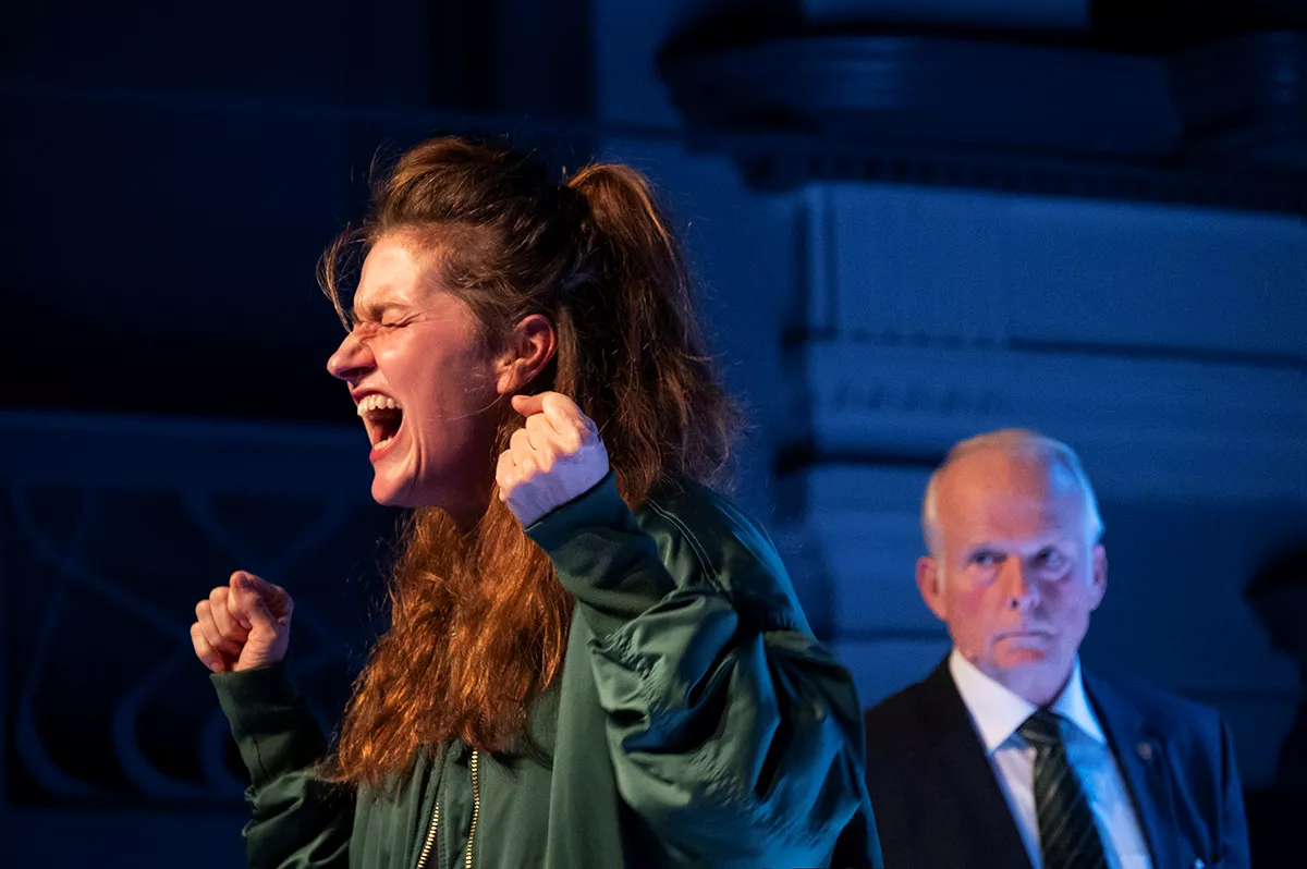 Scenefotografie De zaak Shell - ANOEK NUYENS & REBEKKA DE WIT / FRASCATI PRODUCTIES / DE NWE TIJD