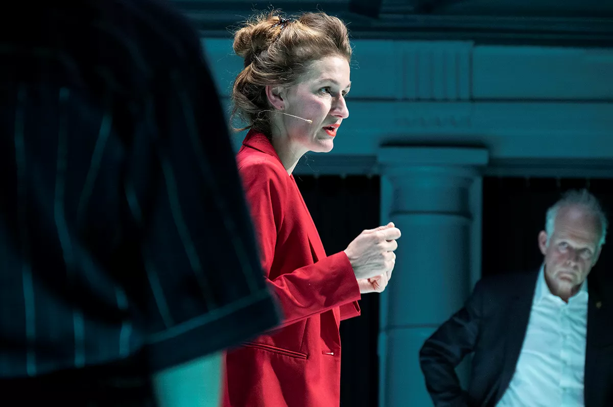 Scenefotografie De zaak Shell - ANOEK NUYENS & REBEKKA DE WIT / FRASCATI PRODUCTIES / DE NWE TIJD