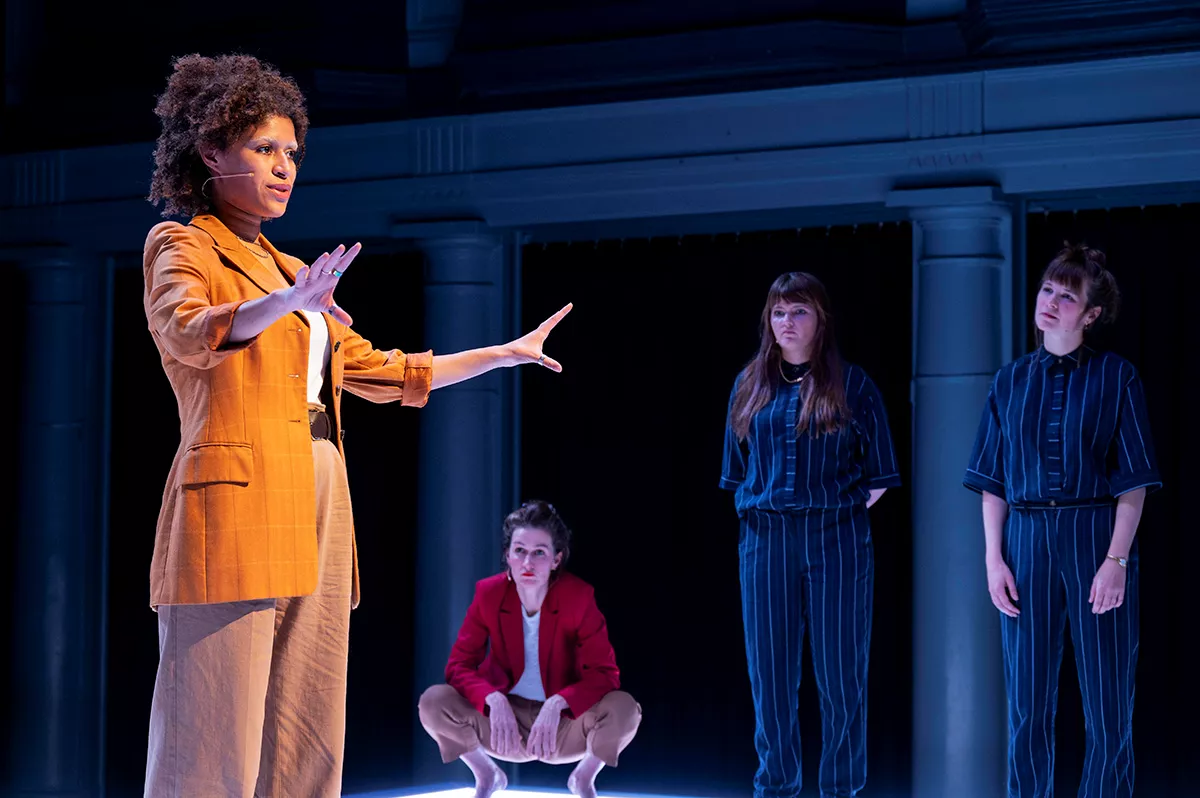 Scenefotografie De zaak Shell - ANOEK NUYENS & REBEKKA DE WIT / FRASCATI PRODUCTIES / DE NWE TIJD