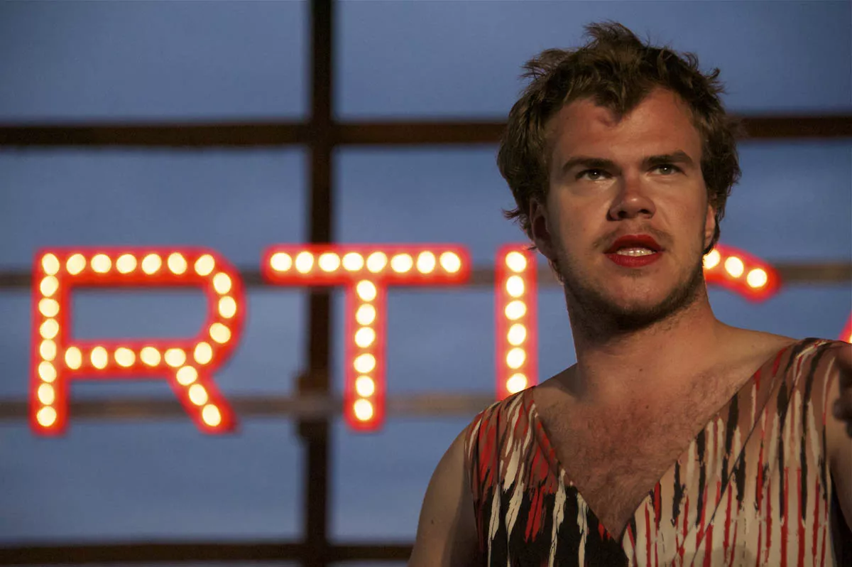 NTGent/Marijke Pinoy, Ginds tussen de netels